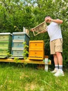 Stephan am Kita Bienenstand