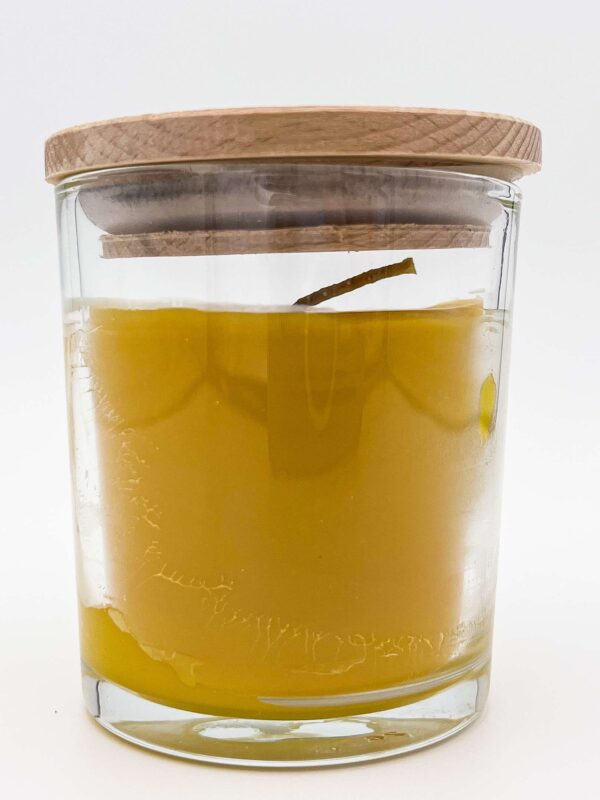 Bienenwachskerze im Glas mit geschlossenem Holzdeckel